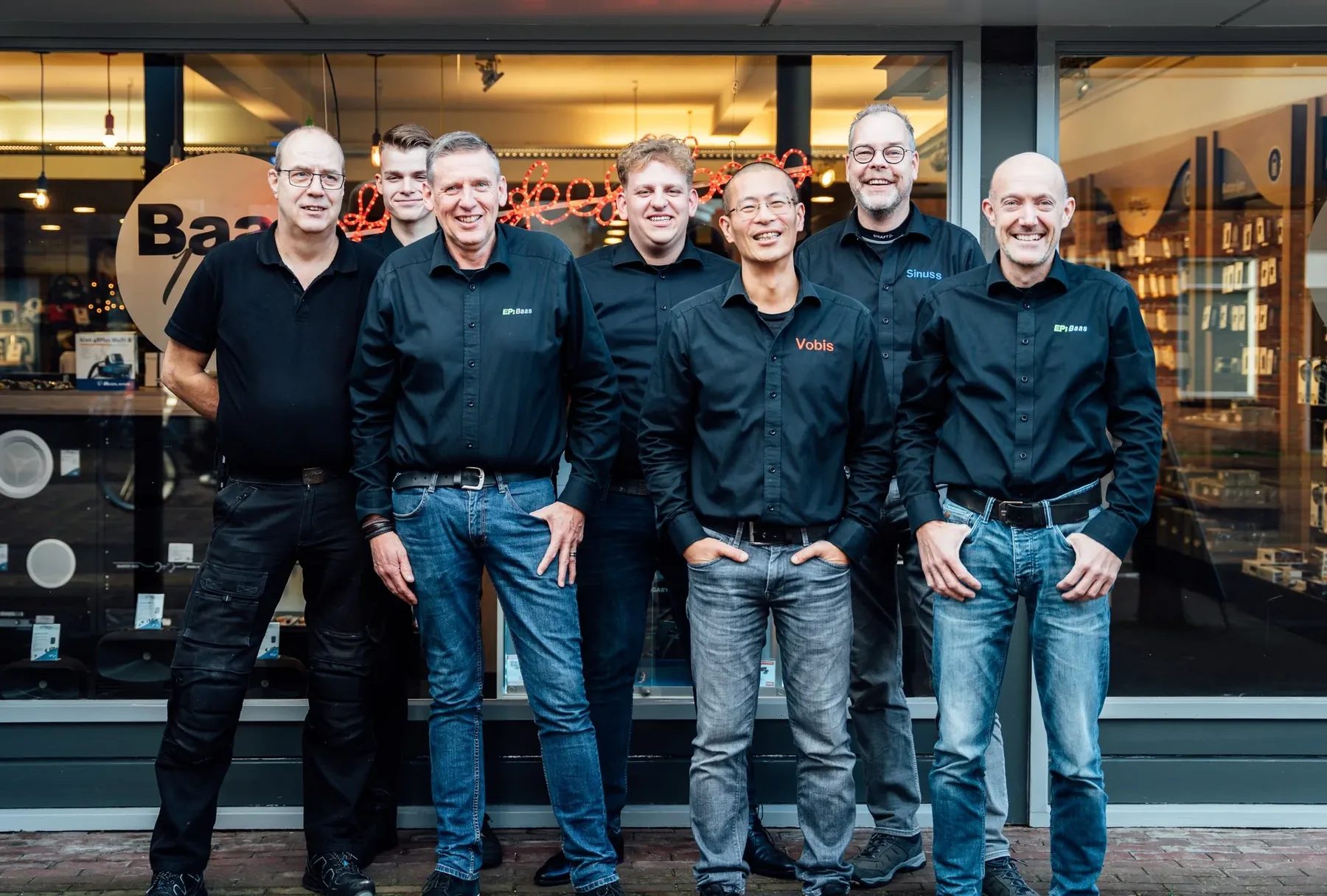 Het team van Baas voor de winkel aan de Groningerstraat, in shirts van EP, Sinuss en Vobis