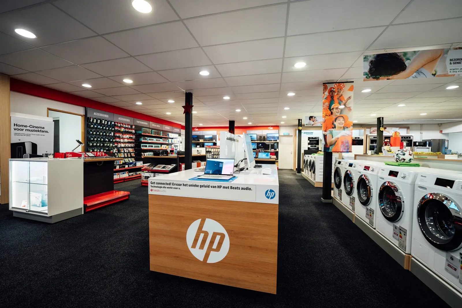De winkelvloer met wasmachines en elektronica